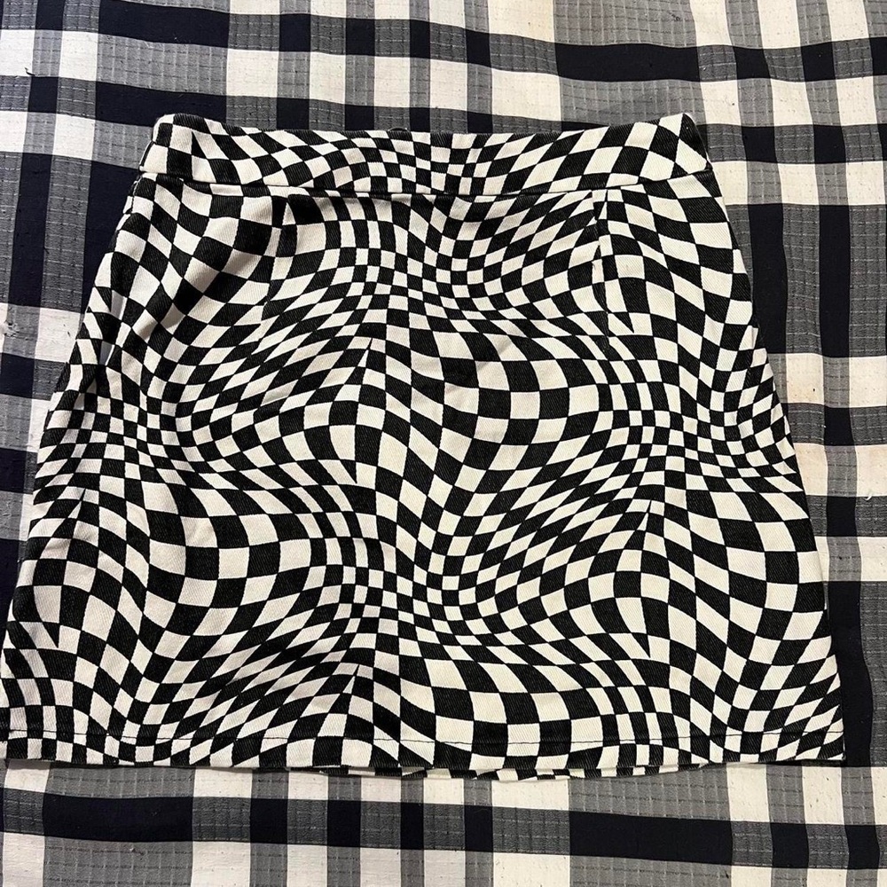 Optical illusion, mini skirt 💫